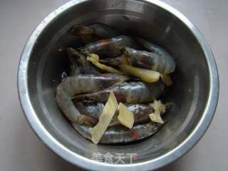 避风塘虾的做法步骤：1