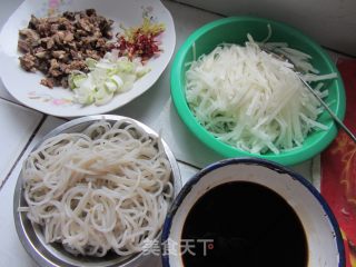 冬日家常菜——萝卜粉丝的做法步骤：1