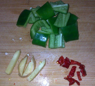 青椒冻豆腐的做法步骤：1