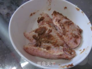 大酱鸡翅的做法步骤：1