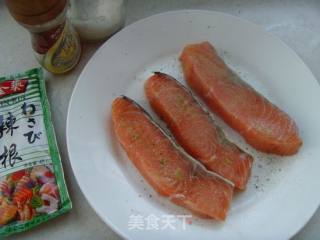 脆皮三文鱼配青酱意面的做法步骤：1