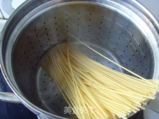脆皮三文鱼配青酱意面的做法步骤：4