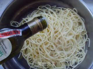脆皮三文鱼配青酱意面的做法步骤：5