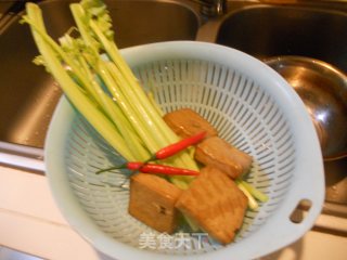 芹菜炒香干的做法步骤：1