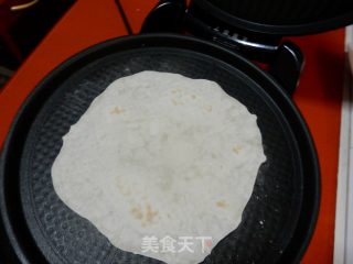 薄饼酱肉蔬菜卷的做法步骤：14