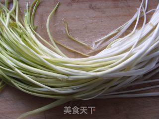 家常简单小菜---蒜黄炒蛋的做法步骤：1