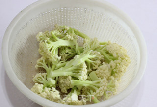 十分钟完成的小炒家常菜---小炒菜花的做法步骤：1
