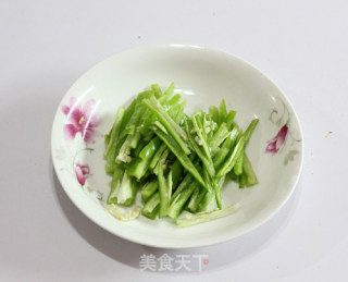 十分钟完成的小炒家常菜---小炒菜花的做法步骤：2