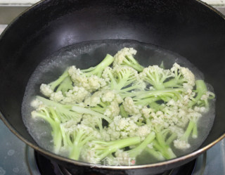 十分钟完成的小炒家常菜---小炒菜花的做法步骤：4