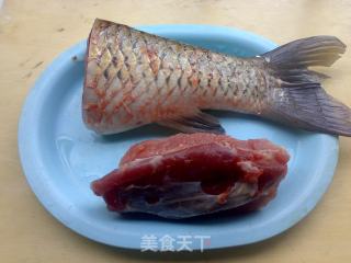 海带豆腐鱼尾汤的做法步骤：1