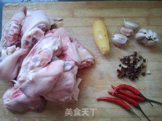 蒜香香辣红烧猪蹄的做法步骤：1