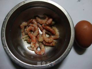 北极虾煎蛋的做法步骤：1
