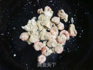 北极虾煎蛋的做法步骤：4