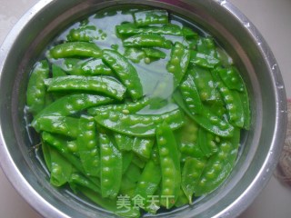 蒜香荷兰豆的做法步骤：3