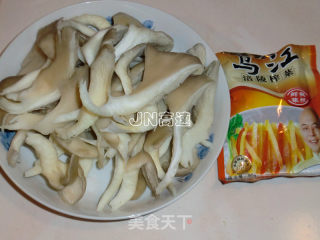 洋葱榨菜丝炒蘑菇的做法步骤：1