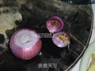 洋葱榨菜丝炒蘑菇的做法步骤：2