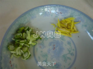 洋葱榨菜丝炒蘑菇的做法步骤：4