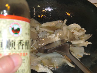 洋葱榨菜丝炒蘑菇的做法步骤：7
