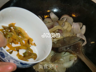 洋葱榨菜丝炒蘑菇的做法步骤：9