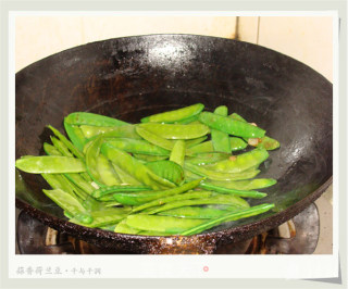 蒜香荷兰豆的做法步骤：4