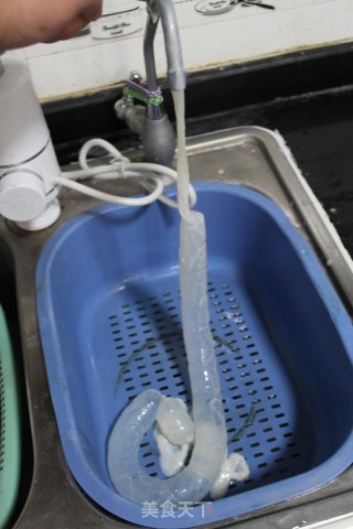 黑椒蜂蜜脆皮肠的做法步骤：1