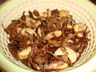 南乳双菇沙锅焖鸡的做法步骤：2
