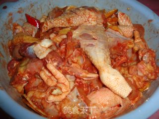 南乳双菇沙锅焖鸡的做法步骤：3