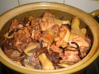 南乳双菇沙锅焖鸡的做法步骤：6