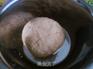 胡萝卜玫瑰花卷的做法步骤：2
