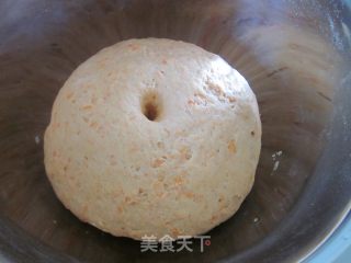 胡萝卜玫瑰花卷的做法步骤：3