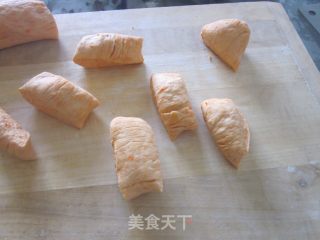 胡萝卜玫瑰花卷的做法步骤：5