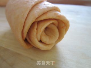 胡萝卜玫瑰花卷的做法步骤：11
