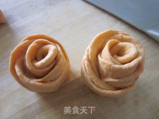 胡萝卜玫瑰花卷的做法步骤：13