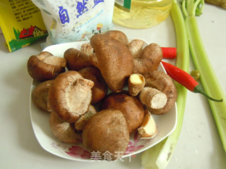 把爱带回家----【香菇片炒西芹丝】的做法步骤：1