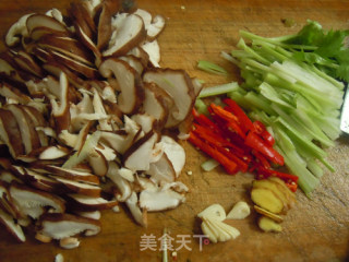 把爱带回家----【香菇片炒西芹丝】的做法步骤：2