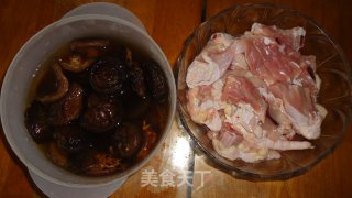 小鸡炖蘑菇的做法步骤：1