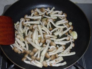 菌菇烩海参的做法步骤：6