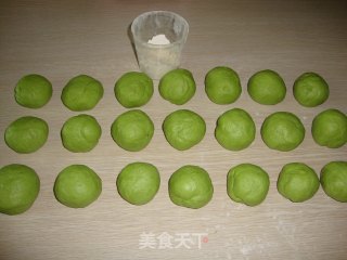 春天的使者---翡翠哈哈菜肉包的做法步骤：8