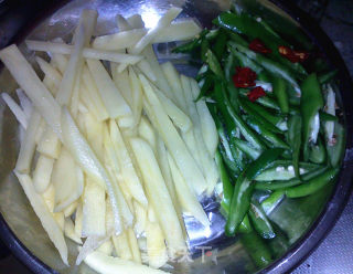 尖椒土豆肉丝的做法步骤：1
