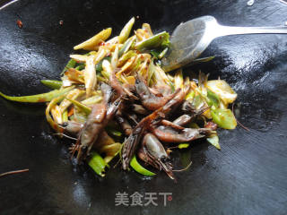 葱爆北极虾的做法步骤：9