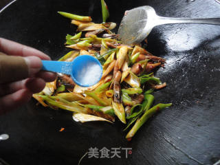 葱爆北极虾的做法步骤：10