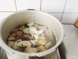 小羊排铁锅焖面的做法步骤：5