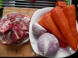 新疆羊肉抓饭的做法步骤：1