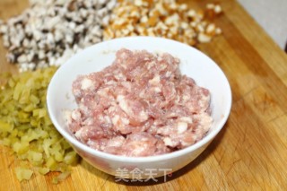 自己在家也能做家乡风味的特色早餐：三鲜豆皮的做法步骤：2