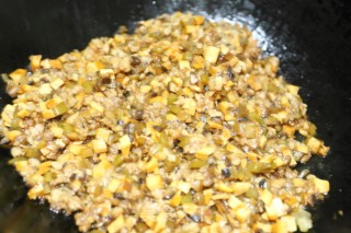 自己在家也能做家乡风味的特色早餐：三鲜豆皮的做法步骤：3