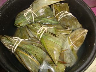 香菇蛋黄五香肉粽的做法步骤：8