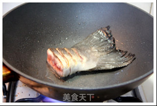 香茅剁椒三文鱼尾的做法步骤：1