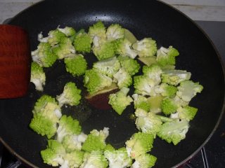 宝塔炒虾球的做法步骤：5