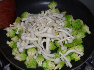 宝塔炒虾球的做法步骤：6