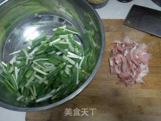 蒜苗炒肉的做法步骤：1